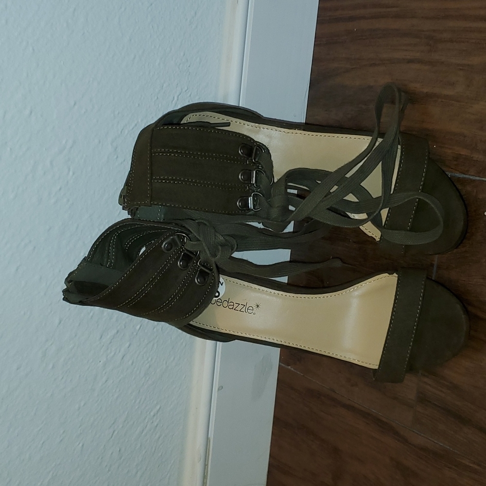 Brand new shoe dazzle heels (6.5)